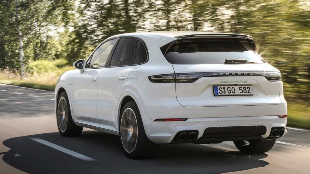 PLUG-IN HYBRID SUV PORSCHE CAYENNE